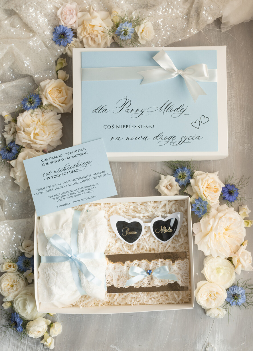 Prezenty dla Panny Młodej  zestawy z koszulką na noc poślubną Prezent na wieczór Panieński - komplet na noc poslubną box prezentowy z podwiązką coś niebieskiego 1