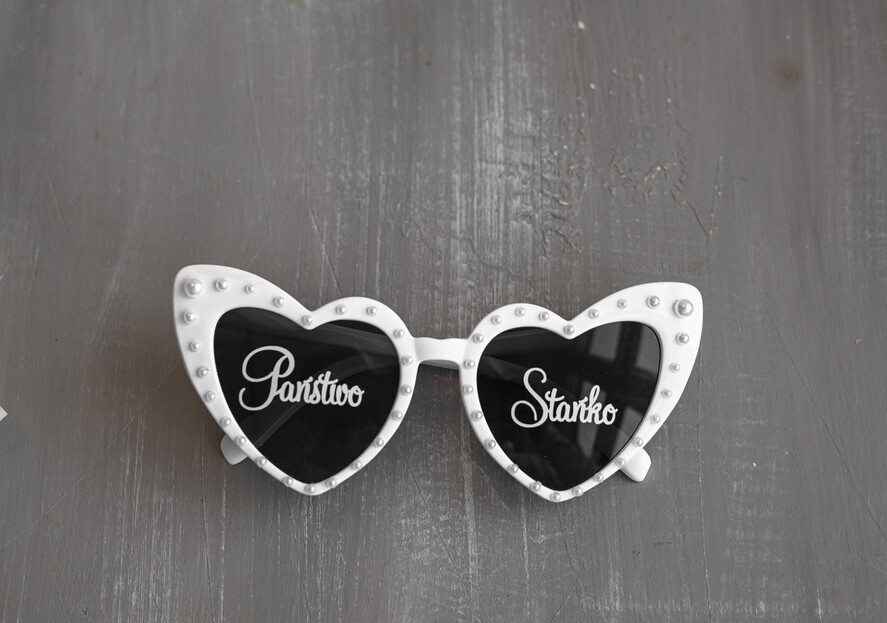 Panna Młoda  okulary ślubne okulary z perełkami dla Panny Młodej, okulary na sesję zdjęciową dla Panny Młodej i Świadkowej, perełkowe okulary w kształcie serca 1