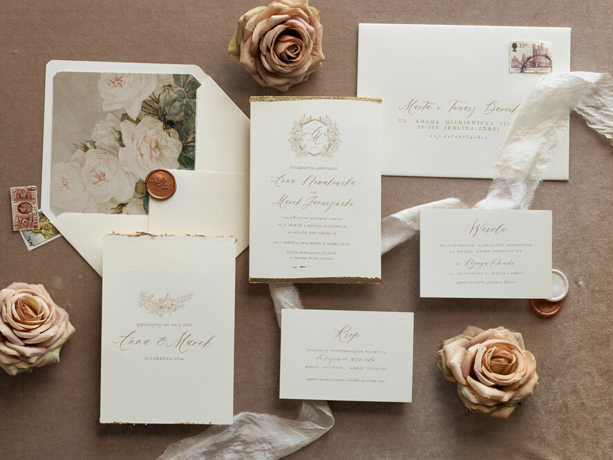 Zaproszenia ślubne Wydzierane Brzegi Delikatne zaproszenia ślubne z płatkami złota, eleganckie zaproszenia na ślub ze złotem, zaproszenie glamour ze złotkiem, zaproszenia  vintage0