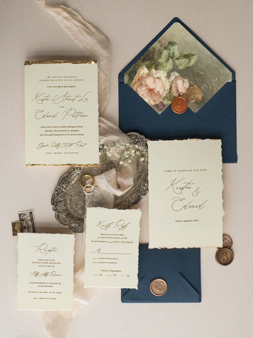 Zaproszenia ślubne Wydzierane Brzegi wydzierane zaproszenia i zawiadomienia na ślub, darte zaproszenia ślubne, płatki złota na zaproszeniach ślubnych, granatowe zaproszenia slubne2