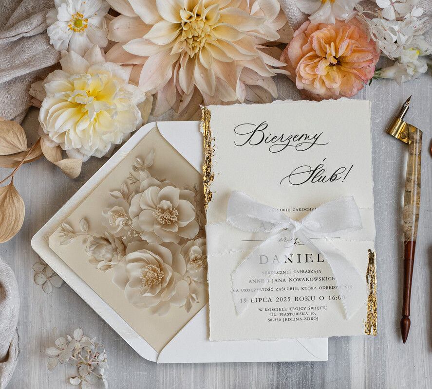 Zaproszenia ślubne Wydzierane Brzegi Zaproszenia Ślubne Z Płatkami Złota, Delikatne Zaproszenia Na Ślub Ze Złotem, Zaproszenie Glamour Z Białą Wstążką, Darte Krawędzie W Zaproszeniach Ślubnych1