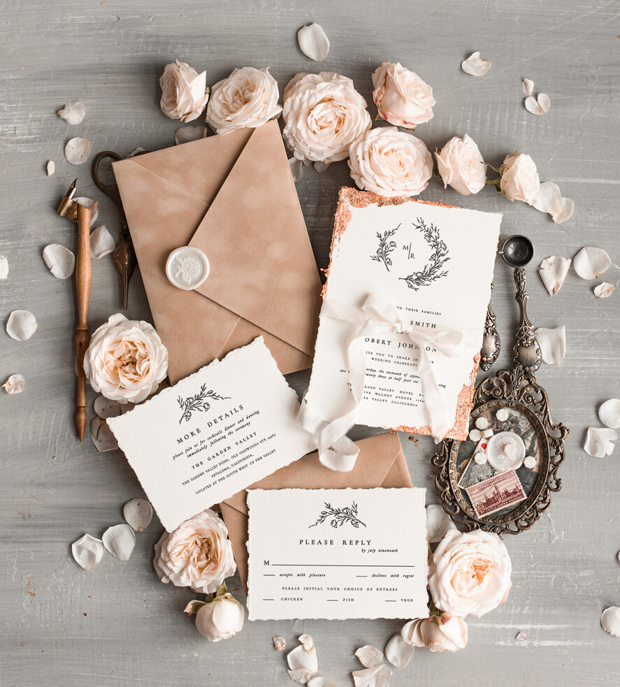 Zaproszenia ślubne Wydzierane Brzegi Wydzierane Zaproszenia ślubne z płatkami złota, delikatne zaproszenia na ślub ze złotem, rustykalne zaproszenia z kwiatami, złote darte zaproszenia na ślub1