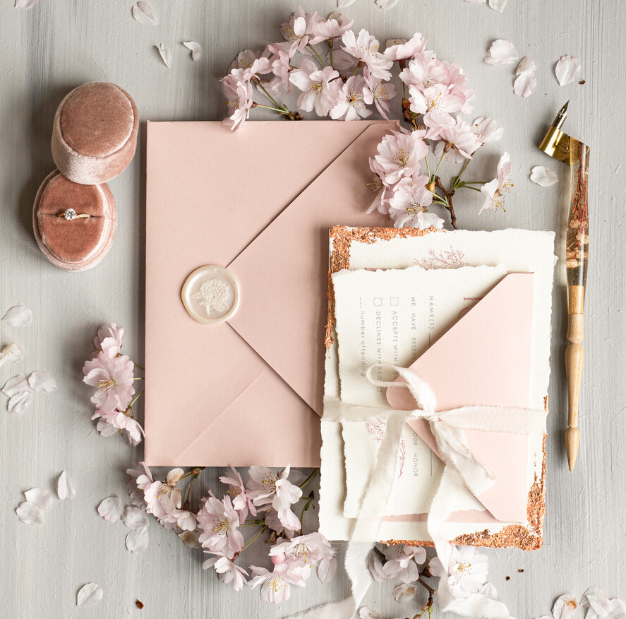 Zaproszenia ślubne Wydzierane Brzegi Wydzierane zaproszenia ślubne z płatkami złota, delikatne zaproszenia na ślub ze złotem, darte zaproszenie z płatkami złota, złote zaproszenia na ślub4