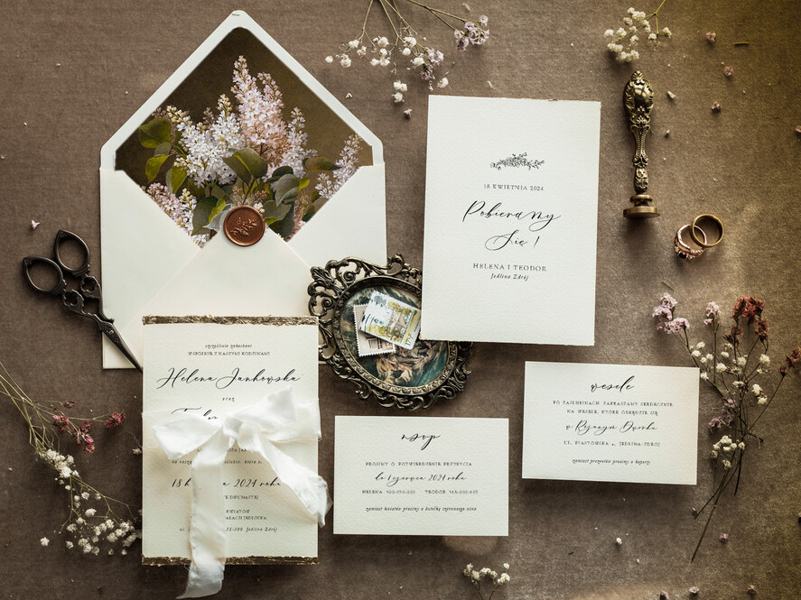 Zaproszenia ślubne Wydzierane Brzegi Zaproszenia ślubne z płatkami złota, delikatne zaproszenia na ślub ze złotem, zaproszenie glamour z białą wstążką, obraz olejny kwiaty1