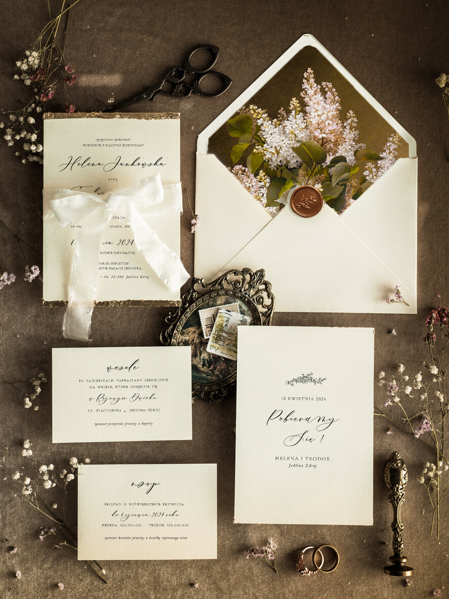 Zaproszenia ślubne Wydzierane Brzegi Zaproszenia ślubne z płatkami złota, delikatne zaproszenia na ślub ze złotem, zaproszenie glamour z białą wstążką, obraz olejny kwiaty0