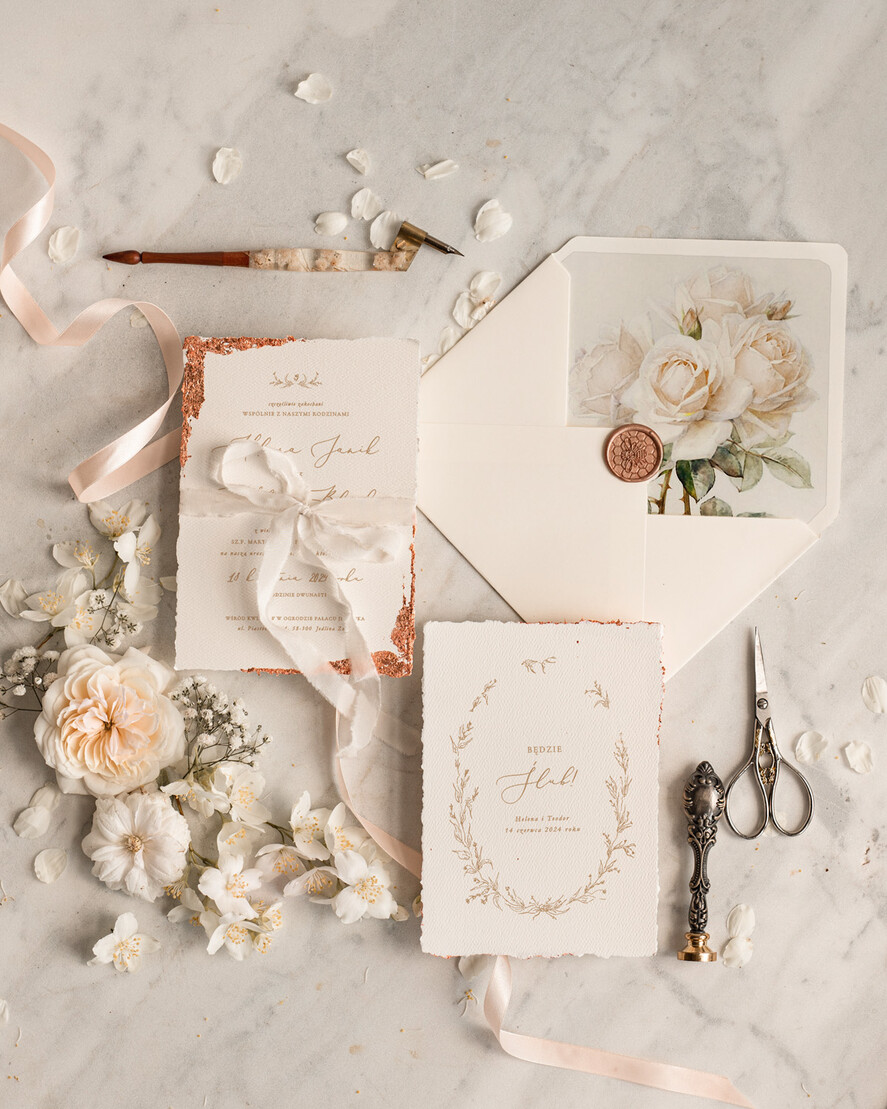 Zaproszenia ślubne Wydzierane Brzegi Darte zaproszenia ślubne z płatkami złota, delikatne zaproszenia na ślub ze złotem, zaproszenie glamour z jedwabną wstążką, obraz kwiaty vintage1