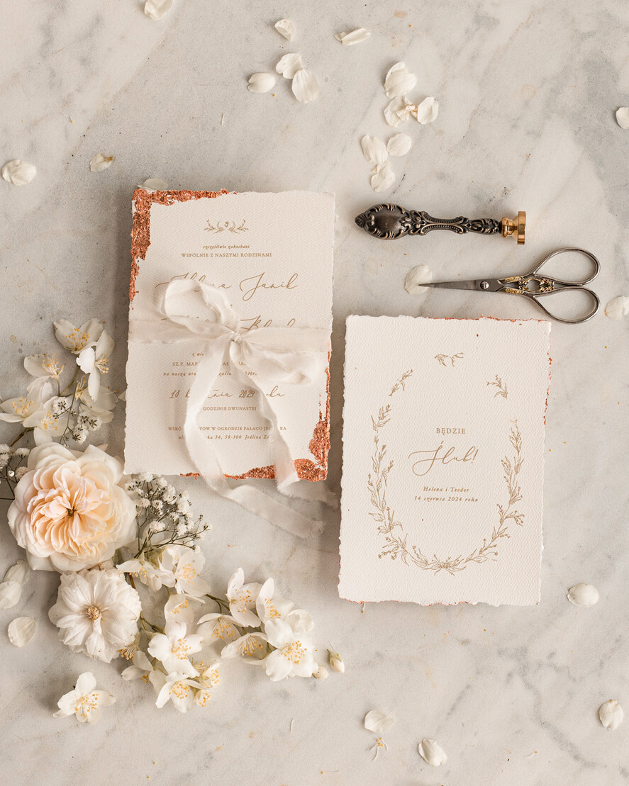 Zaproszenia ślubne Wydzierane Brzegi Darte zaproszenia ślubne z płatkami złota, delikatne zaproszenia na ślub ze złotem, zaproszenie glamour z jedwabną wstążką, obraz kwiaty vintage3