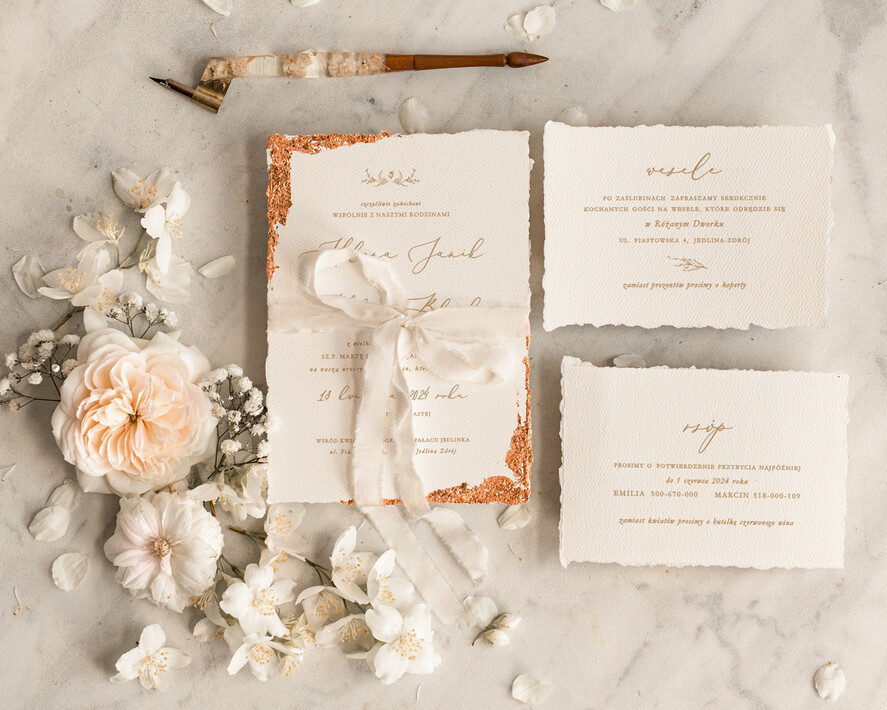 Zaproszenia ślubne Wydzierane Brzegi Darte zaproszenia ślubne z płatkami złota, delikatne zaproszenia na ślub ze złotem, zaproszenie glamour z jedwabną wstążką, obraz kwiaty vintage5
