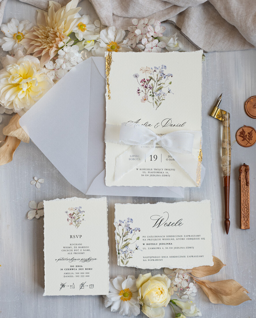 Zaproszenia ślubne Wydzierane Brzegi Zaproszenia Ślubne Z Płatkami Złota, Delikatne Zaproszenia Na Ślub Ze Złotem, Zaproszenie Glamour Z Białą Wstążką, Darte Krawędzie W Zaproszeniach Ślubnych0