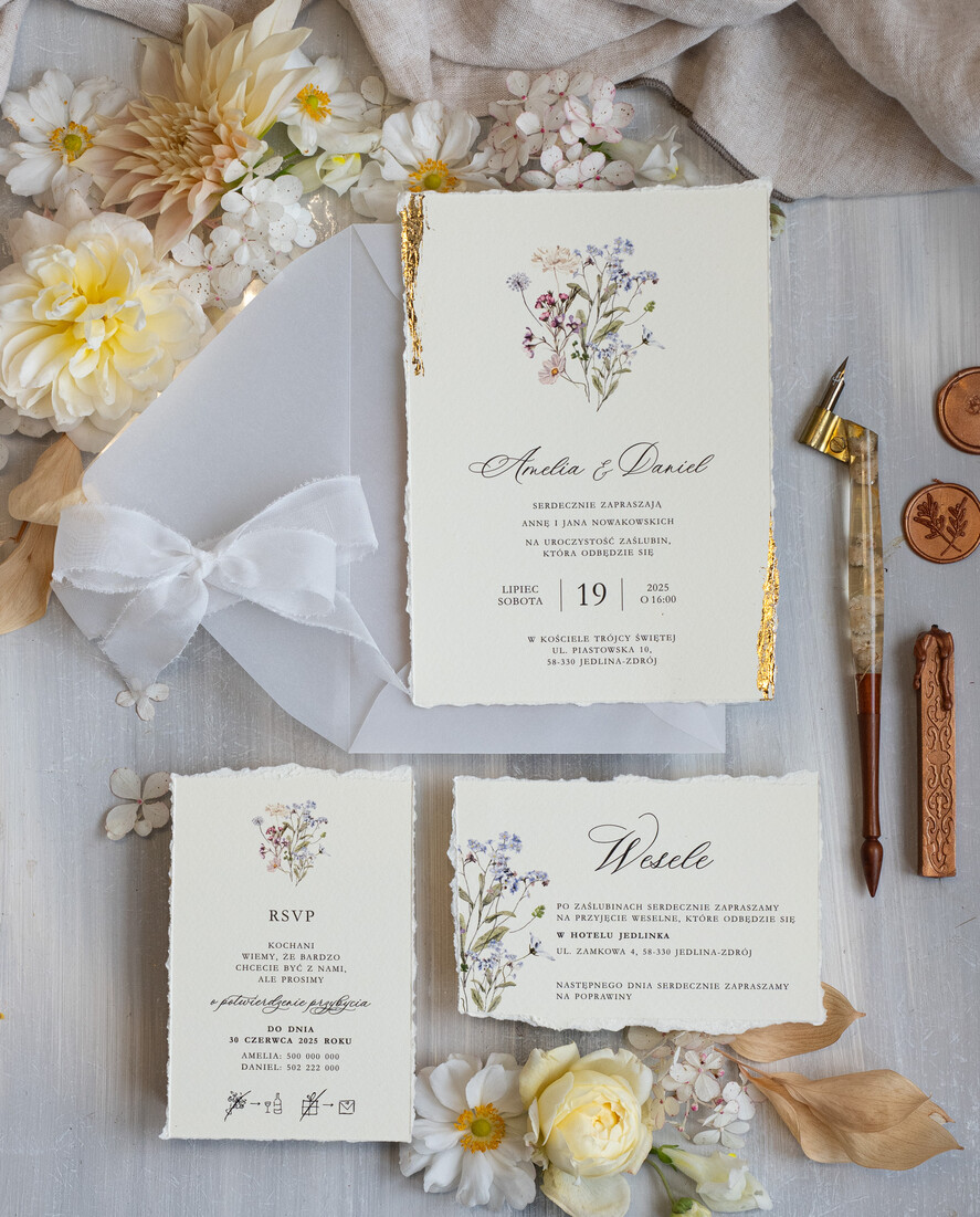 Zaproszenia ślubne Wydzierane Brzegi Zaproszenia Ślubne Z Płatkami Złota, Delikatne Zaproszenia Na Ślub Ze Złotem, Zaproszenie Glamour Z Białą Wstążką, Darte Krawędzie W Zaproszeniach Ślubnych1