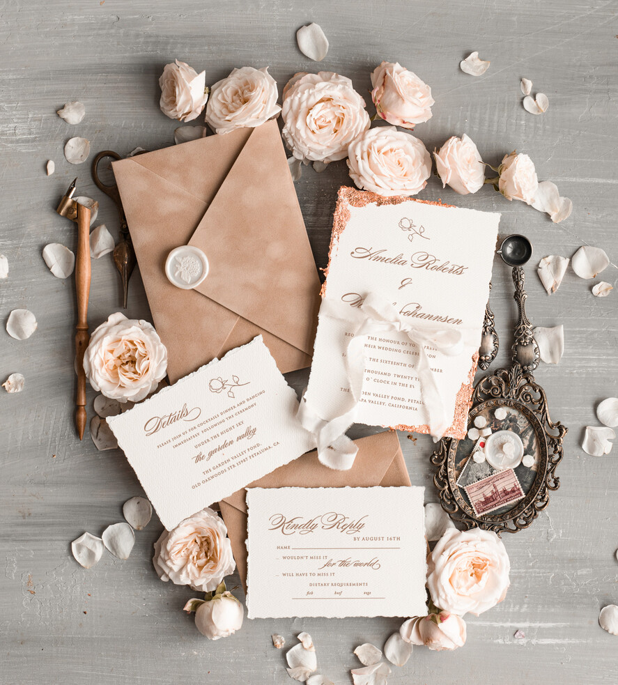 Zaproszenia ślubne Wydzierane Brzegi Wydzierane Zaproszenia ślubne z płatkami złota, delikatne zaproszenia na ślub ze złotem, rustykalne zaproszenia z kwiatami, złote darte zaproszenia na ślub2