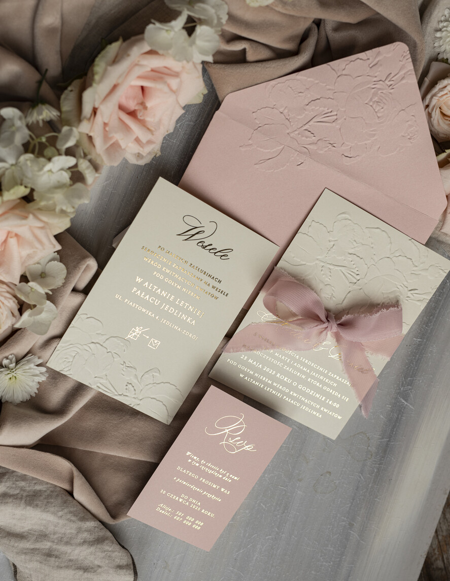 Zaproszenia ślubne z perełkami / tłoczeniem Tłoczone kwiaty na zaproszeniach ślubnych Eleganckie złote zaproszenia ślubne ze wstażką, Złote zaproszenie na ślub z tłoczeniem, zaproszenia na ślub w stylu glamour1