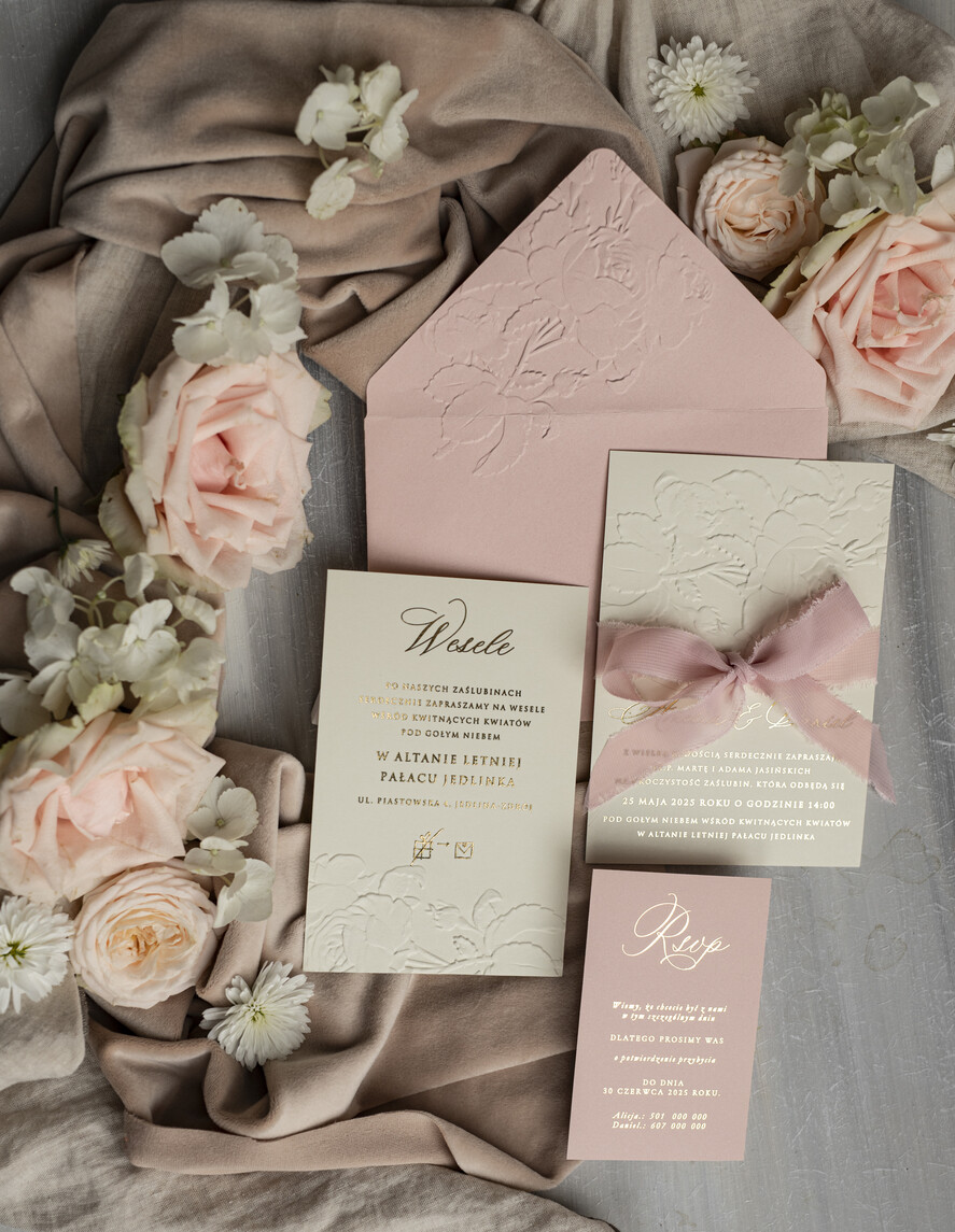 Zaproszenia ślubne z perełkami / tłoczeniem Tłoczone kwiaty na zaproszeniach ślubnych Eleganckie złote zaproszenia ślubne ze wstażką, Złote zaproszenie na ślub z tłoczeniem, zaproszenia na ślub w stylu glamour2