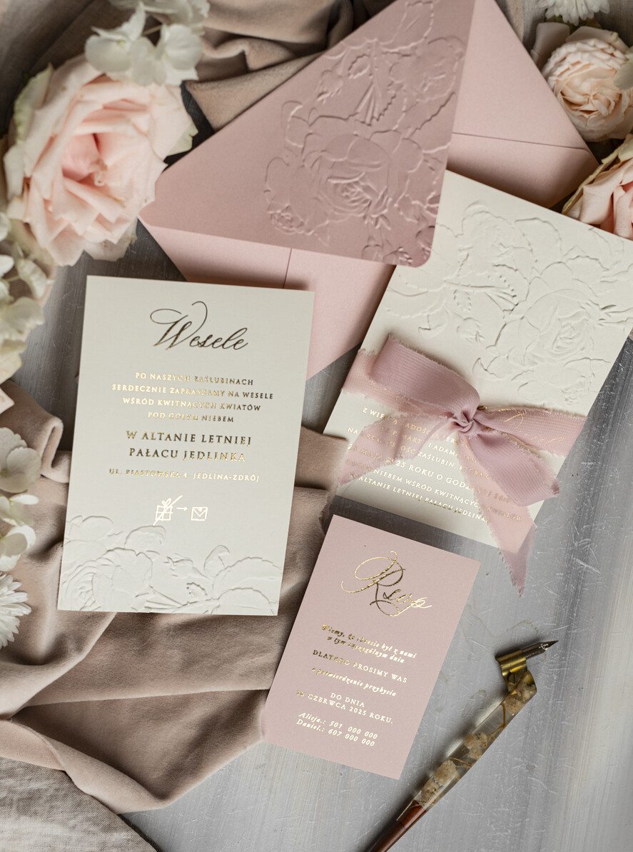 Zaproszenia ślubne z perełkami / tłoczeniem Tłoczone kwiaty na zaproszeniach ślubnych Eleganckie złote zaproszenia ślubne ze wstażką, Złote zaproszenie na ślub z tłoczeniem, zaproszenia na ślub w stylu glamour16