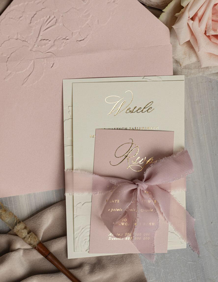 Zaproszenia ślubne z perełkami / tłoczeniem Tłoczone kwiaty na zaproszeniach ślubnych Eleganckie złote zaproszenia ślubne ze wstażką, Złote zaproszenie na ślub z tłoczeniem, zaproszenia na ślub w stylu glamour3