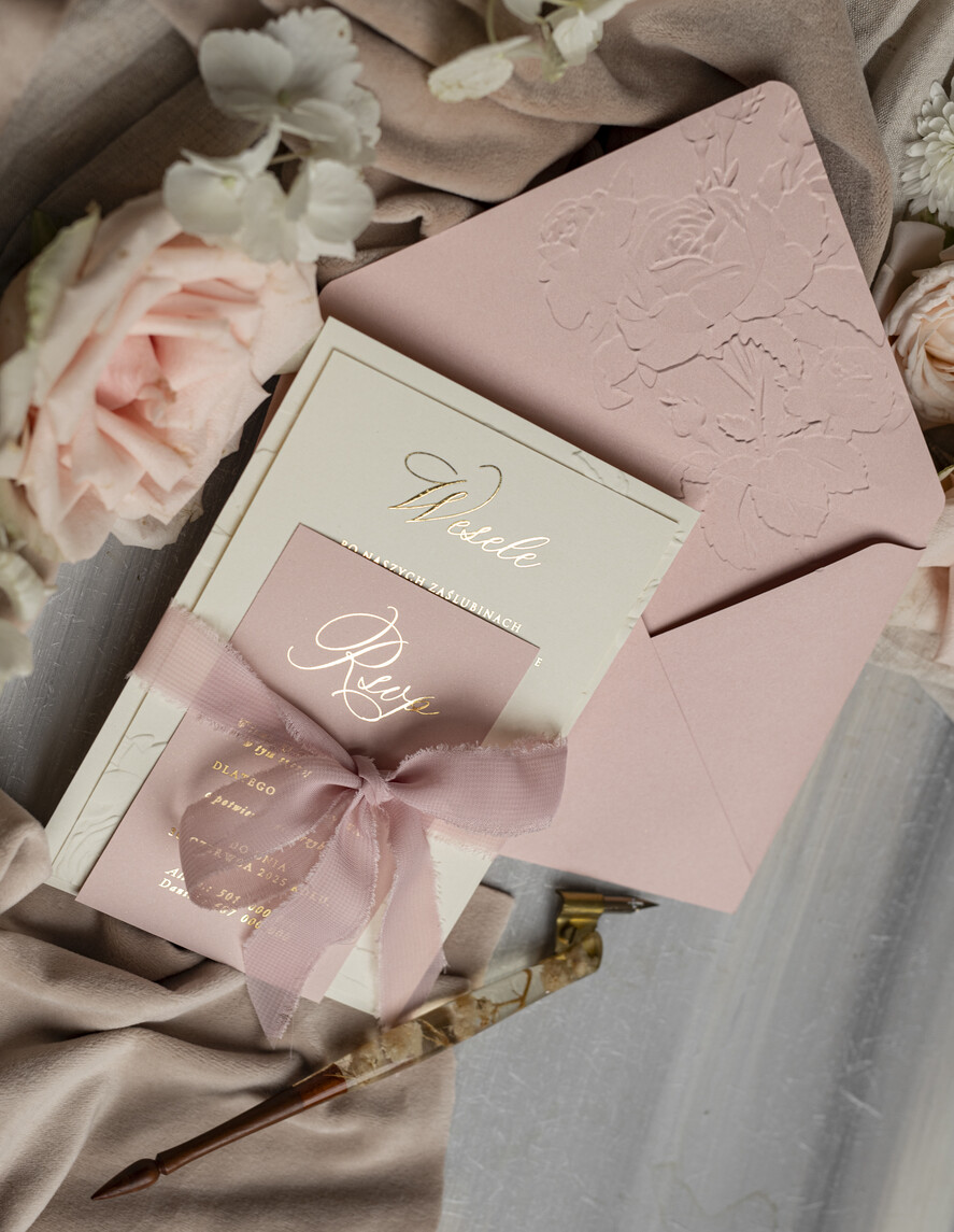 Zaproszenia ślubne z perełkami / tłoczeniem Tłoczone kwiaty na zaproszeniach ślubnych Eleganckie złote zaproszenia ślubne ze wstażką, Złote zaproszenie na ślub z tłoczeniem, zaproszenia na ślub w stylu glamour5