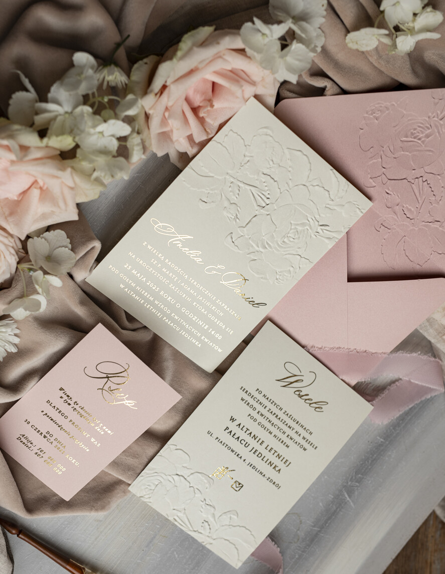 Zaproszenia ślubne z perełkami / tłoczeniem Tłoczone kwiaty na zaproszeniach ślubnych Eleganckie złote zaproszenia ślubne ze wstażką, Złote zaproszenie na ślub z tłoczeniem, zaproszenia na ślub w stylu glamour9