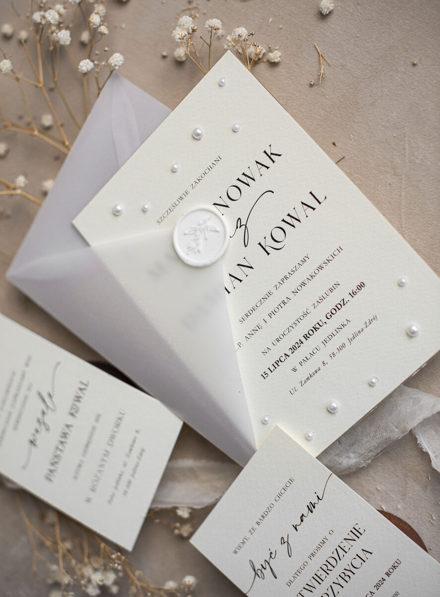 Zaproszenia ślubne z perełkami / tłoczeniem zaproszenia ślubne z perełkami, minimalistyczne zaproszenie na ślub z perełkami i kalką, rwane złocone zaproszenie na ślub cywilny perły1