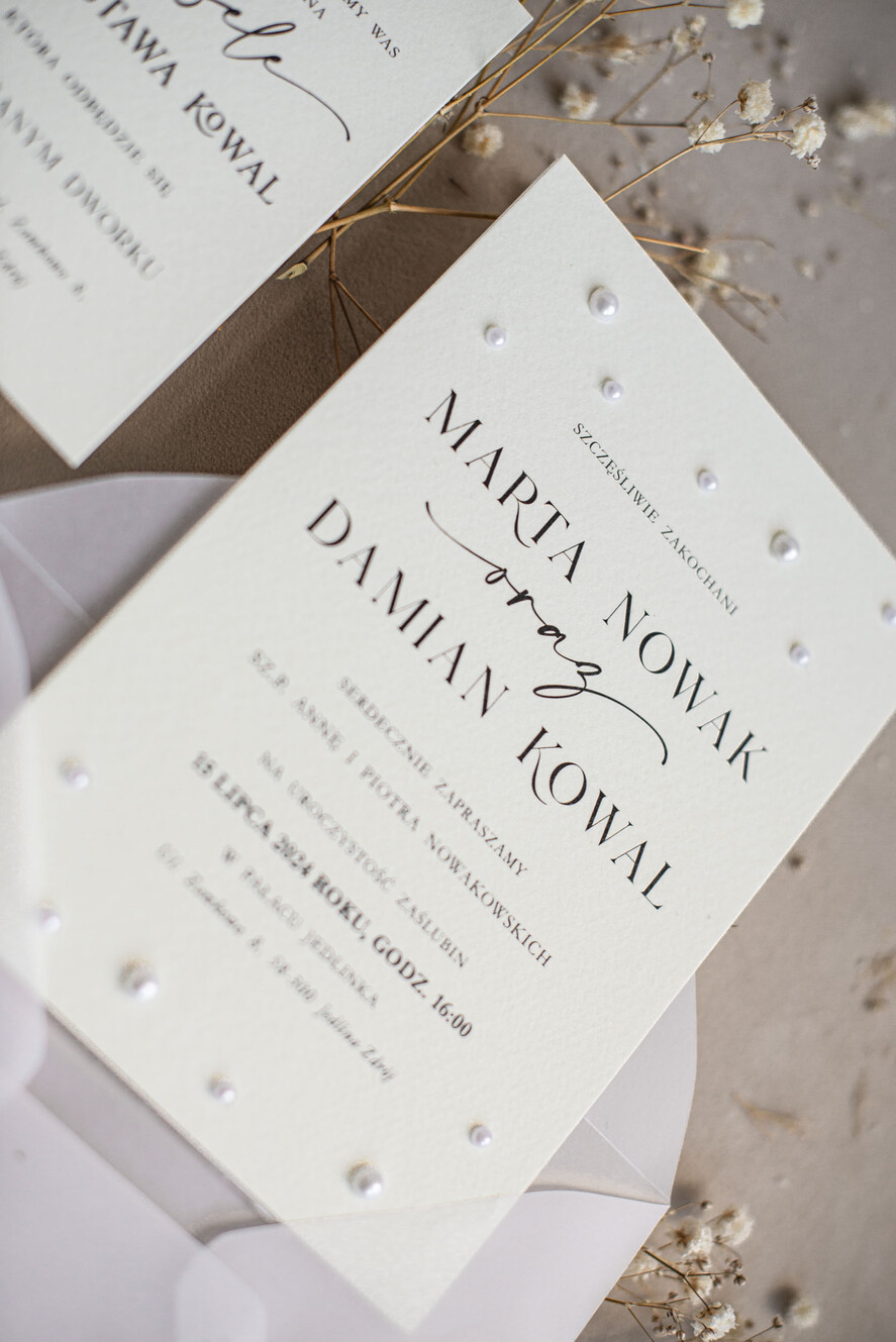 Zaproszenia ślubne z perełkami / tłoczeniem zaproszenia ślubne z perełkami, minimalistyczne zaproszenie na ślub z perełkami i kalką, rwane złocone zaproszenie na ślub cywilny perły9