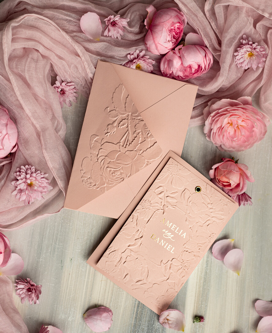 Zaproszenia ślubne z perełkami / tłoczeniem Różowe Zaproszenia Na Ślub, Nowoczesne Zaproszenia W Kolorze Rózowym, Zaproszenia Ślubne Ze Złotymi Literami, Eleganckie Zaproszenia Ślubne z tłoczonymi kwiatami1