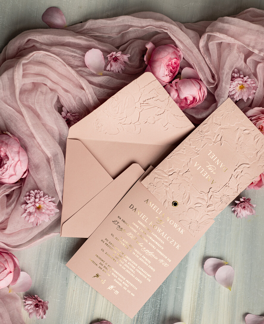 Zaproszenia ślubne z perełkami / tłoczeniem Różowe Zaproszenia Na Ślub, Nowoczesne Zaproszenia W Kolorze Rózowym, Zaproszenia Ślubne Ze Złotymi Literami, Eleganckie Zaproszenia Ślubne z tłoczonymi kwiatami2