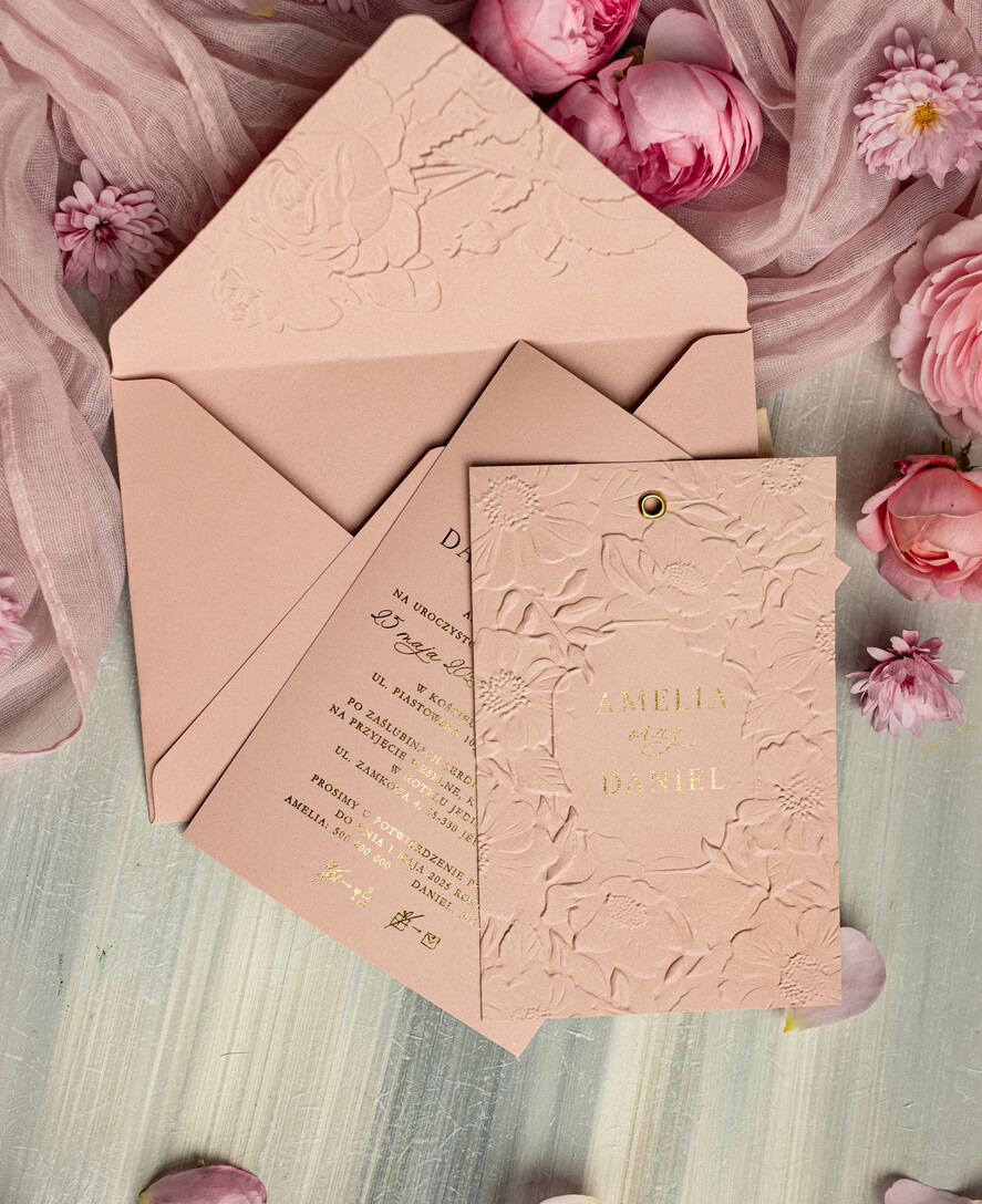 Zaproszenia ślubne z perełkami / tłoczeniem Różowe Zaproszenia Na Ślub, Nowoczesne Zaproszenia W Kolorze Rózowym, Zaproszenia Ślubne Ze Złotymi Literami, Eleganckie Zaproszenia Ślubne z tłoczonymi kwiatami3