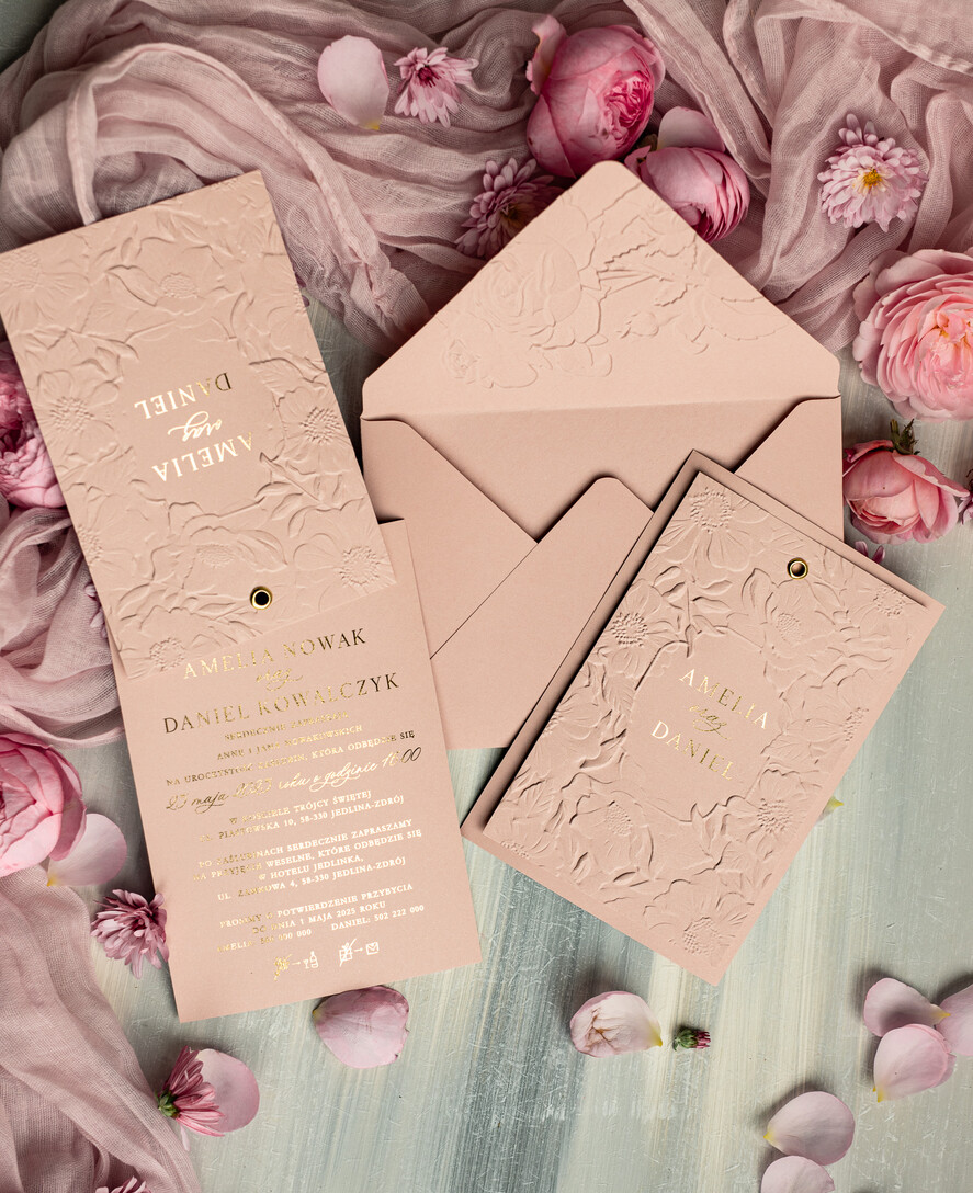 Zaproszenia ślubne z perełkami / tłoczeniem Różowe Zaproszenia Na Ślub, Nowoczesne Zaproszenia W Kolorze Rózowym, Zaproszenia Ślubne Ze Złotymi Literami, Eleganckie Zaproszenia Ślubne z tłoczonymi kwiatami4