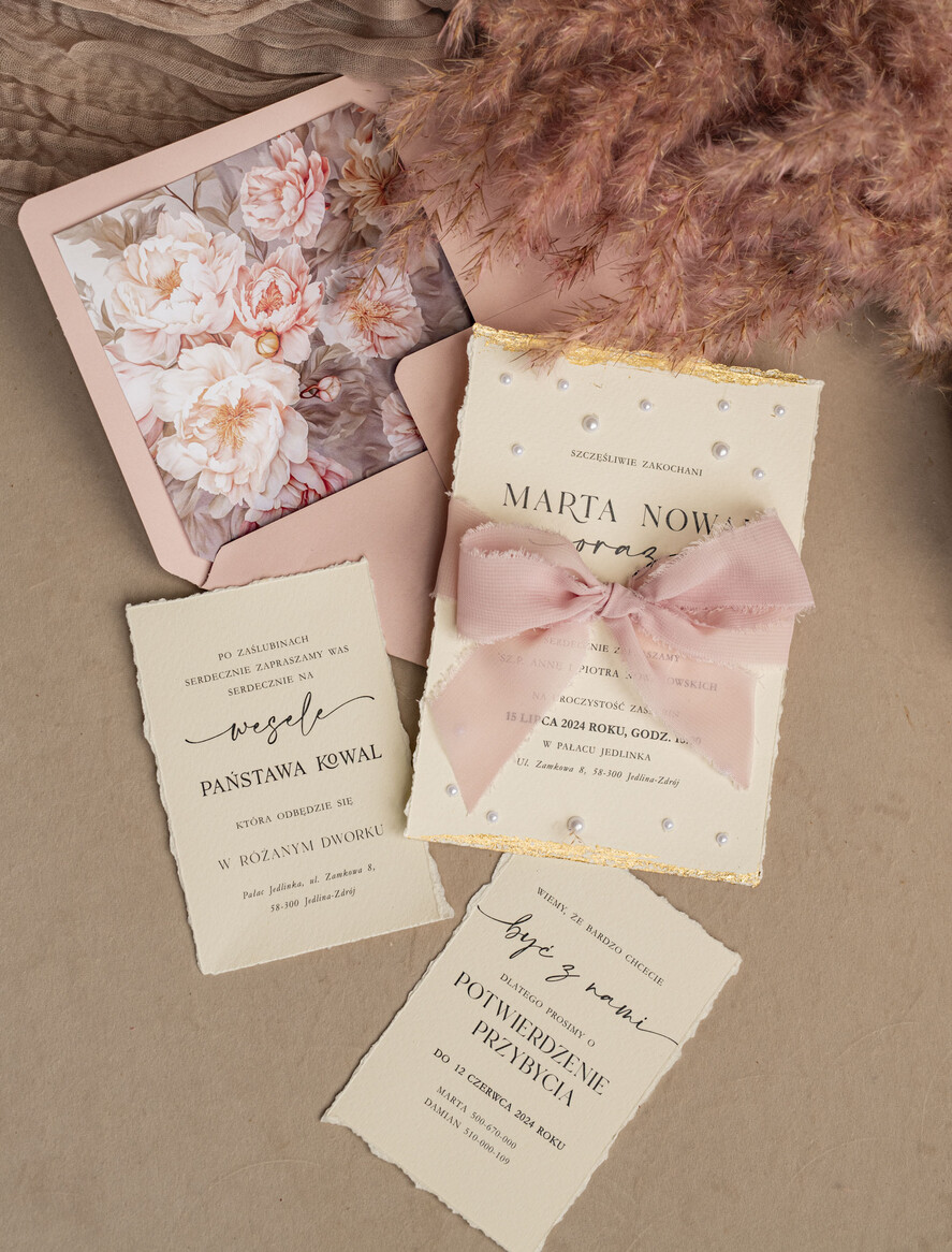 Zaproszenia ślubne z perełkami / tłoczeniem darte złocone zaproszenia ślubne z perełkami, różowe peonie zaproszenie na ślub z perełkam, rwane złocone zaproszenie na ślub cywilny perły i piwonie11