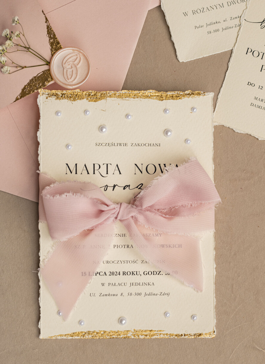 Zaproszenia ślubne z perełkami / tłoczeniem darte złocone zaproszenia ślubne z perełkami, różowe peonie zaproszenie na ślub z perełkam, rwane złocone zaproszenie na ślub cywilny perły i piwonie12