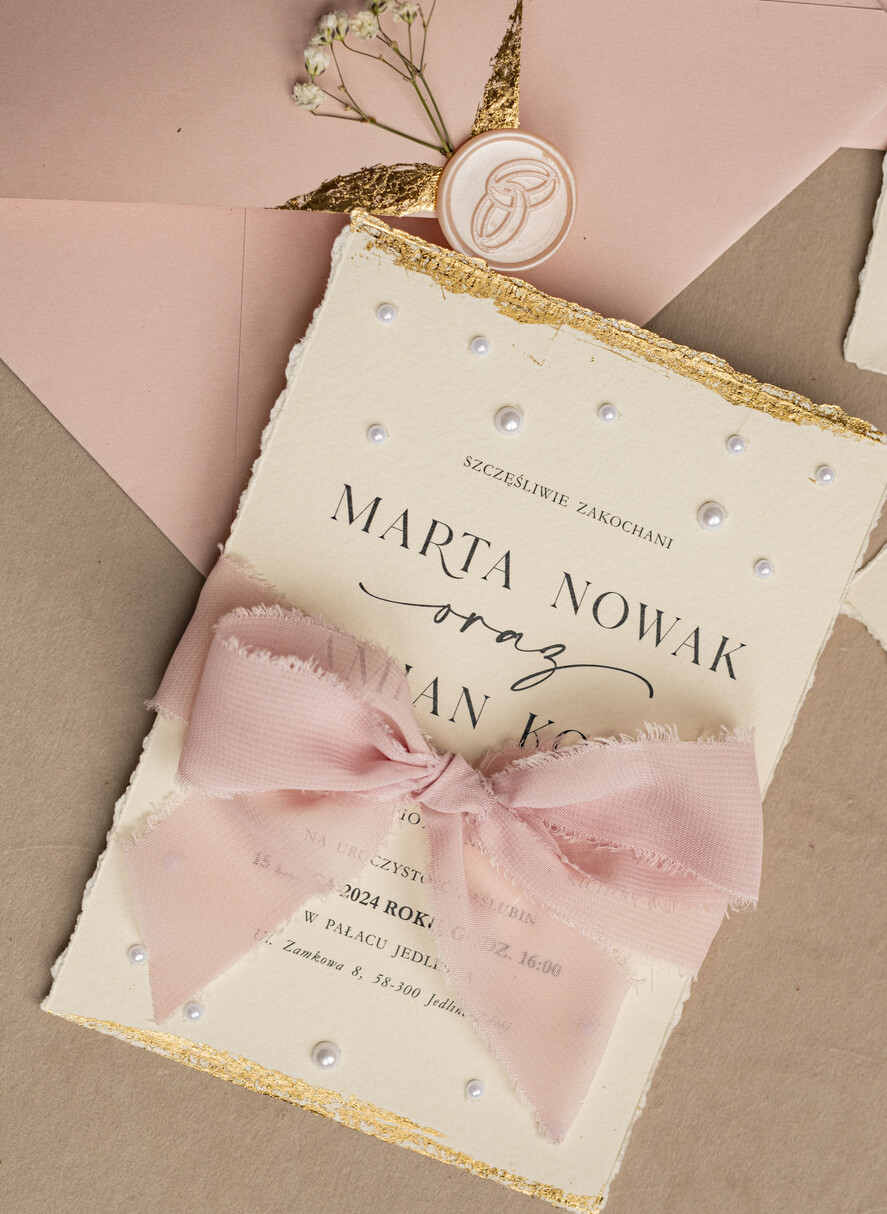 Zaproszenia ślubne z perełkami / tłoczeniem darte złocone zaproszenia ślubne z perełkami, różowe peonie zaproszenie na ślub z perełkam, rwane złocone zaproszenie na ślub cywilny perły i piwonie16