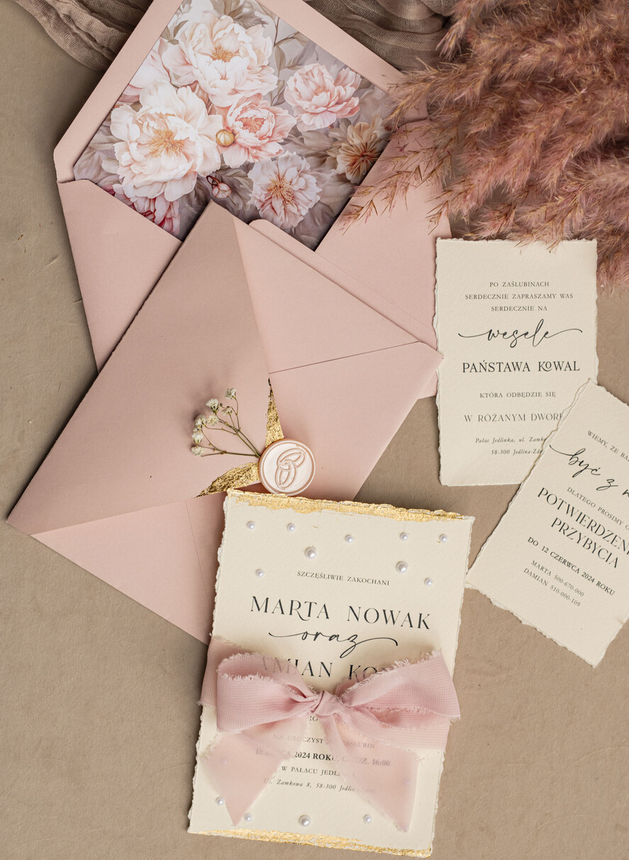 Zaproszenia ślubne z perełkami / tłoczeniem darte złocone zaproszenia ślubne z perełkami, różowe peonie zaproszenie na ślub z perełkam, rwane złocone zaproszenie na ślub cywilny perły i piwonie17