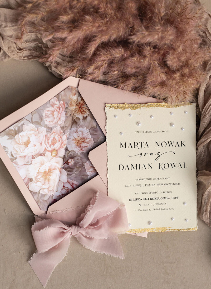 Zaproszenia ślubne z perełkami / tłoczeniem darte złocone zaproszenia ślubne z perełkami, różowe peonie zaproszenie na ślub z perełkam, rwane złocone zaproszenie na ślub cywilny perły i piwonie4