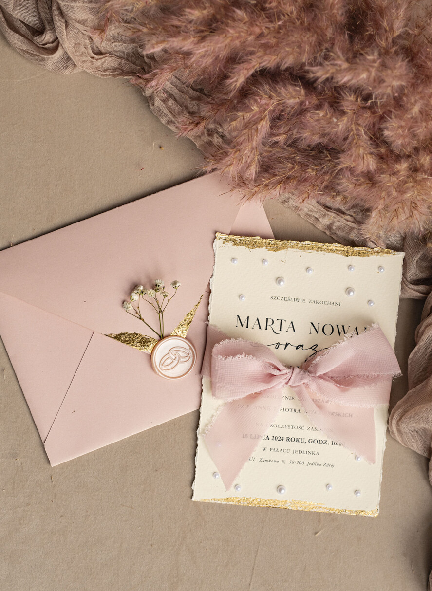 Zaproszenia ślubne z perełkami / tłoczeniem darte złocone zaproszenia ślubne z perełkami, różowe peonie zaproszenie na ślub z perełkam, rwane złocone zaproszenie na ślub cywilny perły i piwonie5