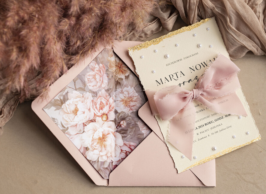 Zaproszenia ślubne z perełkami / tłoczeniem darte złocone zaproszenia ślubne z perełkami, różowe peonie zaproszenie na ślub z perełkam, rwane złocone zaproszenie na ślub cywilny perły i piwonie6