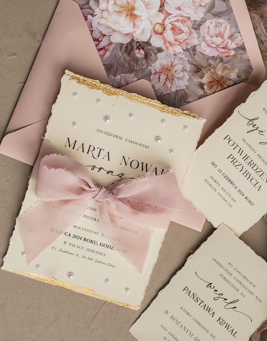 Zaproszenia ślubne z perełkami / tłoczeniem darte złocone zaproszenia ślubne z perełkami, różowe peonie zaproszenie na ślub z perełkam, rwane złocone zaproszenie na ślub cywilny perły i piwonie7