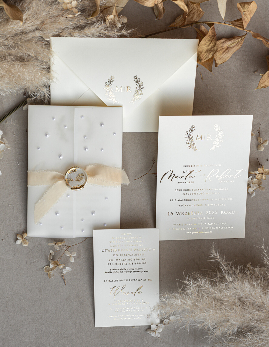 Zaproszenia ślubne z perełkami / tłoczeniem zaproszenia ślubne z perełkami, minimalistyczne zaproszenie na ślub z perełkami i kalką, rwane złocone zaproszenie na ślub cywilny perły3