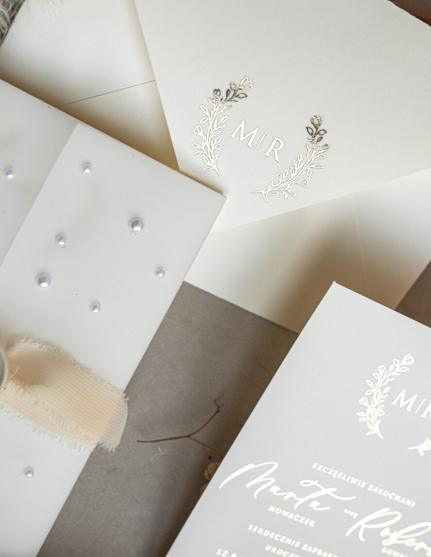 Zaproszenia ślubne z perełkami / tłoczeniem zaproszenia ślubne z perełkami, minimalistyczne zaproszenie na ślub z perełkami i kalką, rwane złocone zaproszenie na ślub cywilny perły15