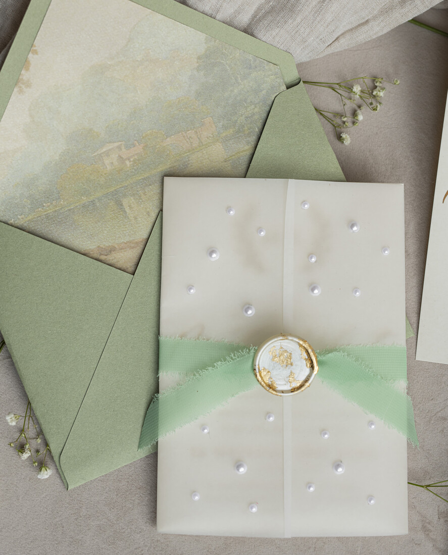 Zaproszenia ślubne z perełkami / tłoczeniem zaproszenia ślubne z perełkami, minimalistyczne zaproszenie na ślub z perełkami i kalką, złocone zaproszenie na ślub cywilny perły, lak z płatkami złota 5