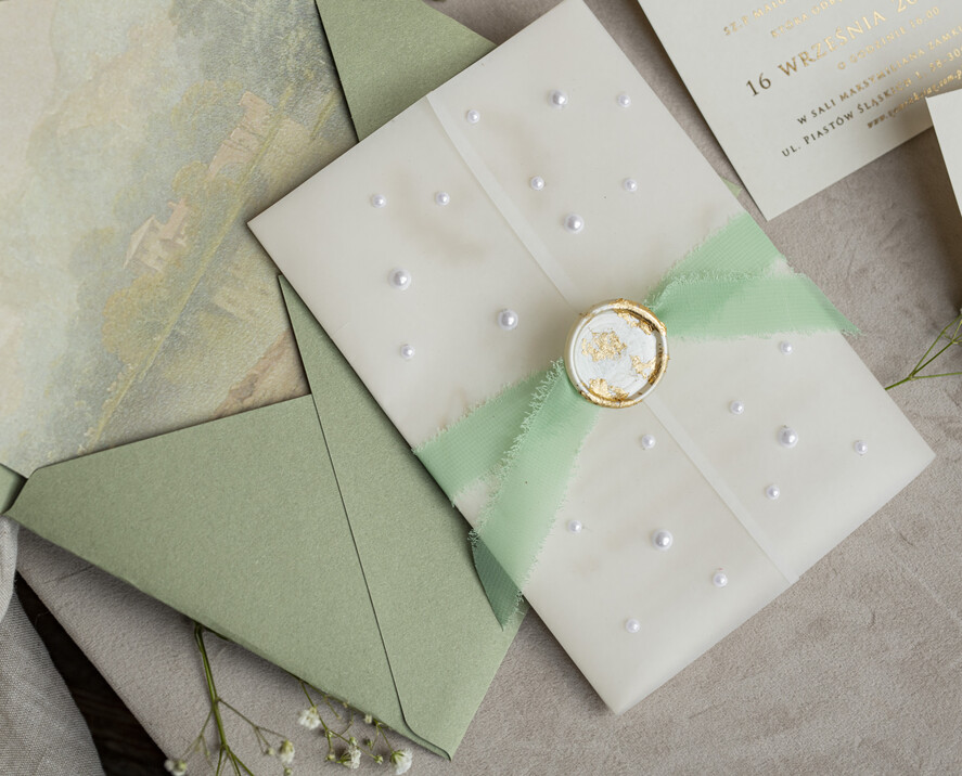 Zaproszenia ślubne z perełkami / tłoczeniem zaproszenia ślubne z perełkami, minimalistyczne zaproszenie na ślub z perełkami i kalką, złocone zaproszenie na ślub cywilny perły, lak z płatkami złota 6