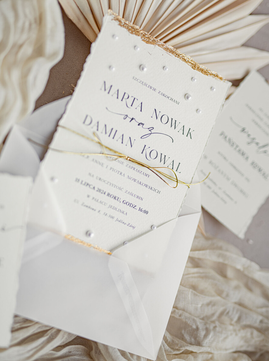 Zaproszenia ślubne z perełkami / tłoczeniem darte złocone zaproszenia ślubne z perełkami, minimalistyczne zaproszenie na ślub z perełkami i kalkową kopertą, rwane złocone zaproszenie na ślub cywilny perły1