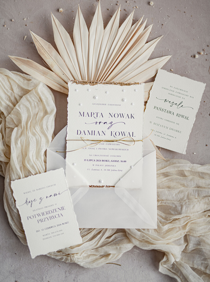 Zaproszenia ślubne z perełkami / tłoczeniem darte złocone zaproszenia ślubne z perełkami, minimalistyczne zaproszenie na ślub z perełkami i kalkową kopertą, rwane złocone zaproszenie na ślub cywilny perły0