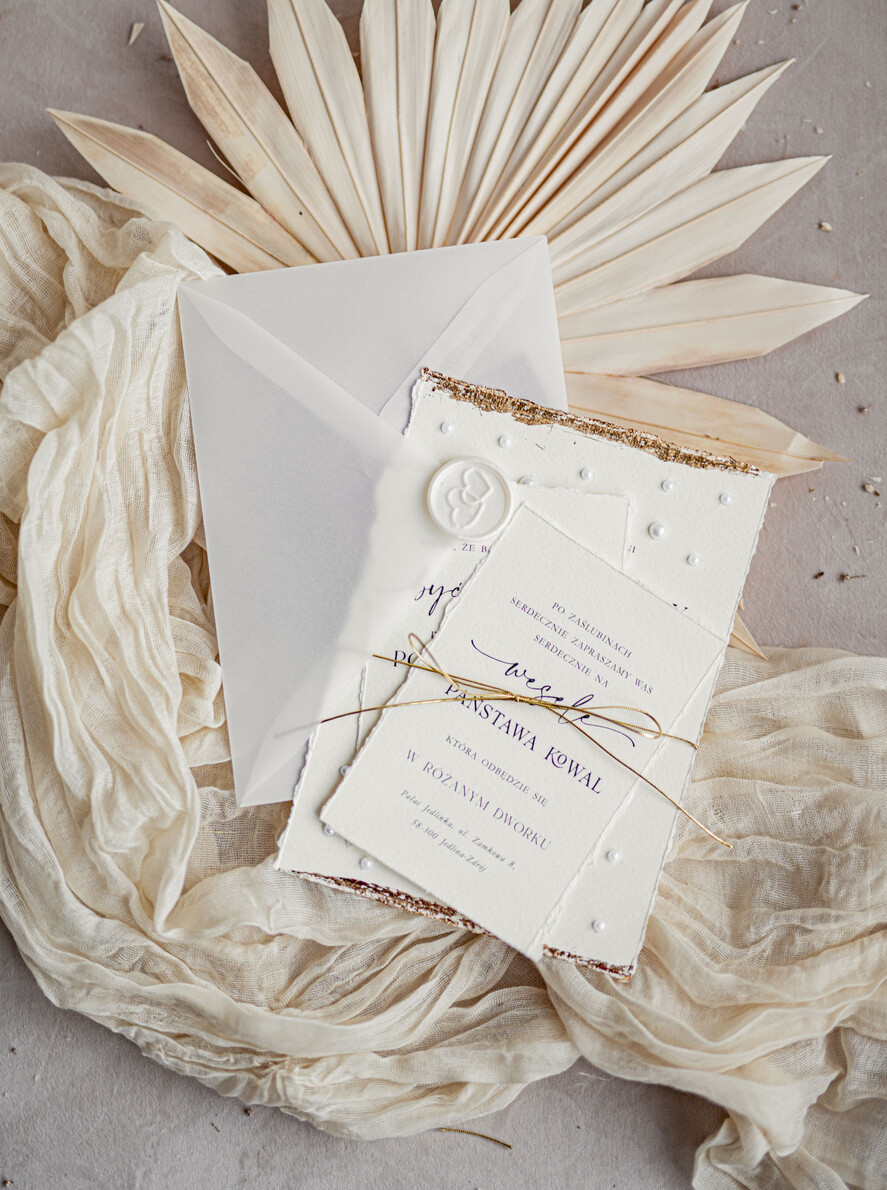 Zaproszenia ślubne z perełkami / tłoczeniem darte złocone zaproszenia ślubne z perełkami, minimalistyczne zaproszenie na ślub z perełkami i kalkową kopertą, rwane złocone zaproszenie na ślub cywilny perły2