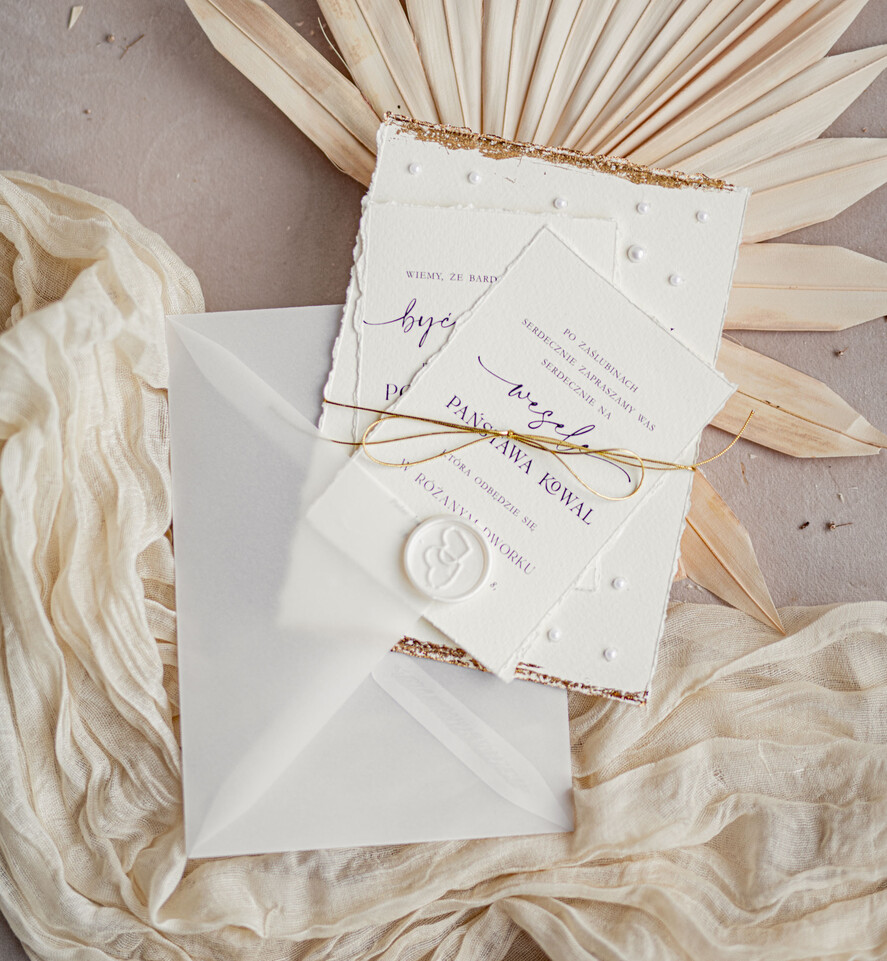 Zaproszenia ślubne z perełkami / tłoczeniem darte złocone zaproszenia ślubne z perełkami, minimalistyczne zaproszenie na ślub z perełkami i kalkową kopertą, rwane złocone zaproszenie na ślub cywilny perły3