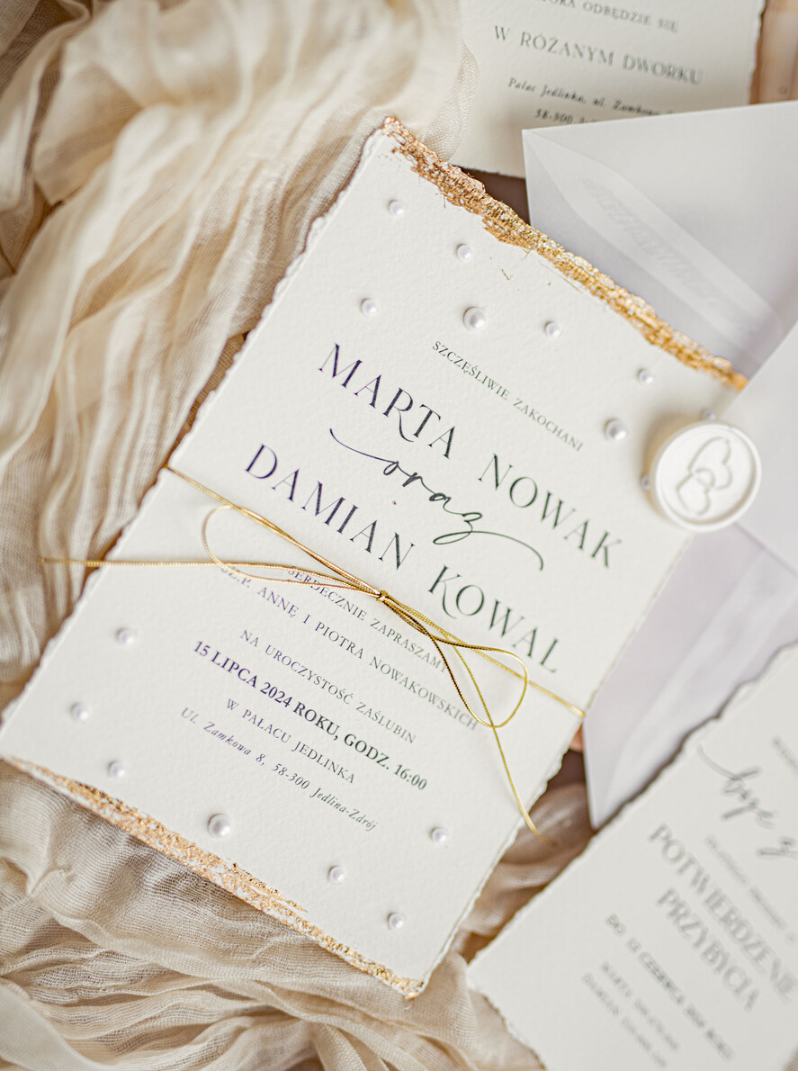Zaproszenia ślubne z perełkami / tłoczeniem darte złocone zaproszenia ślubne z perełkami, minimalistyczne zaproszenie na ślub z perełkami i kalkową kopertą, rwane złocone zaproszenie na ślub cywilny perły4