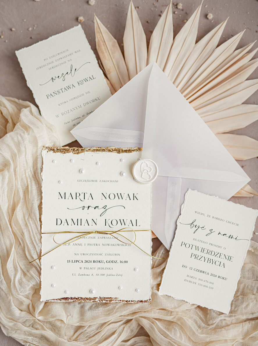 Zaproszenia ślubne z perełkami / tłoczeniem darte złocone zaproszenia ślubne z perełkami, minimalistyczne zaproszenie na ślub z perełkami i kalkową kopertą, rwane złocone zaproszenie na ślub cywilny perły5
