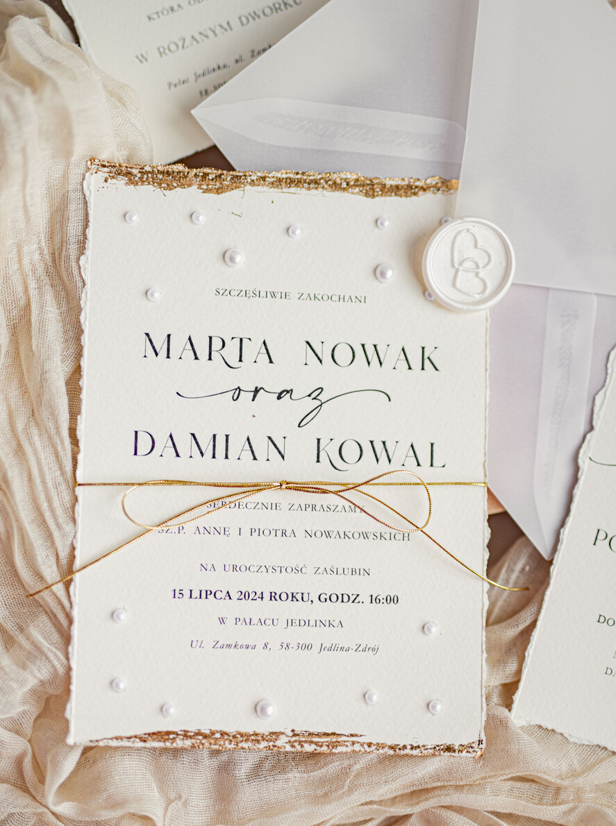 Zaproszenia ślubne z perełkami / tłoczeniem darte złocone zaproszenia ślubne z perełkami, minimalistyczne zaproszenie na ślub z perełkami i kalkową kopertą, rwane złocone zaproszenie na ślub cywilny perły6