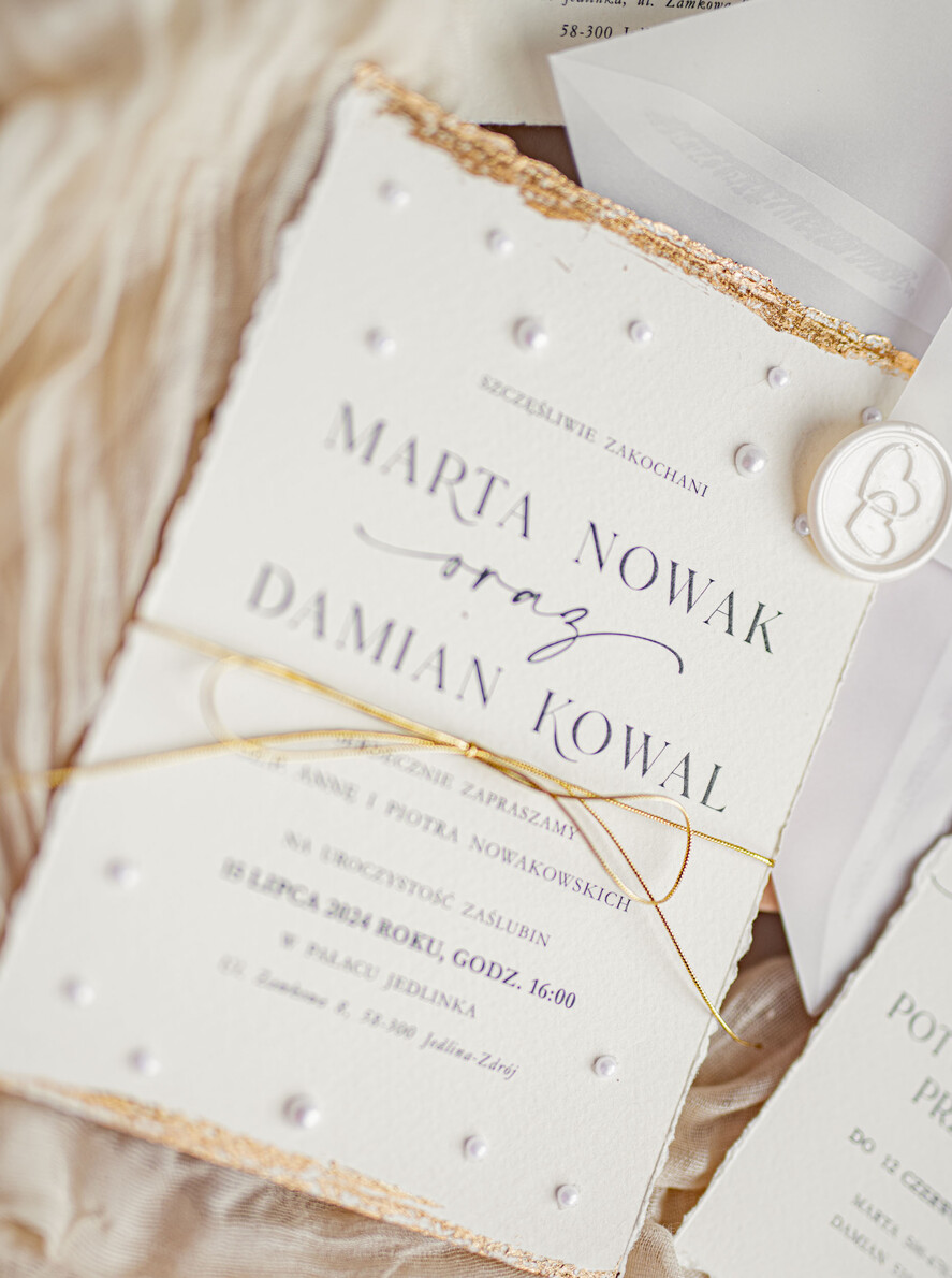Zaproszenia ślubne z perełkami / tłoczeniem darte złocone zaproszenia ślubne z perełkami, minimalistyczne zaproszenie na ślub z perełkami i kalkową kopertą, rwane złocone zaproszenie na ślub cywilny perły7