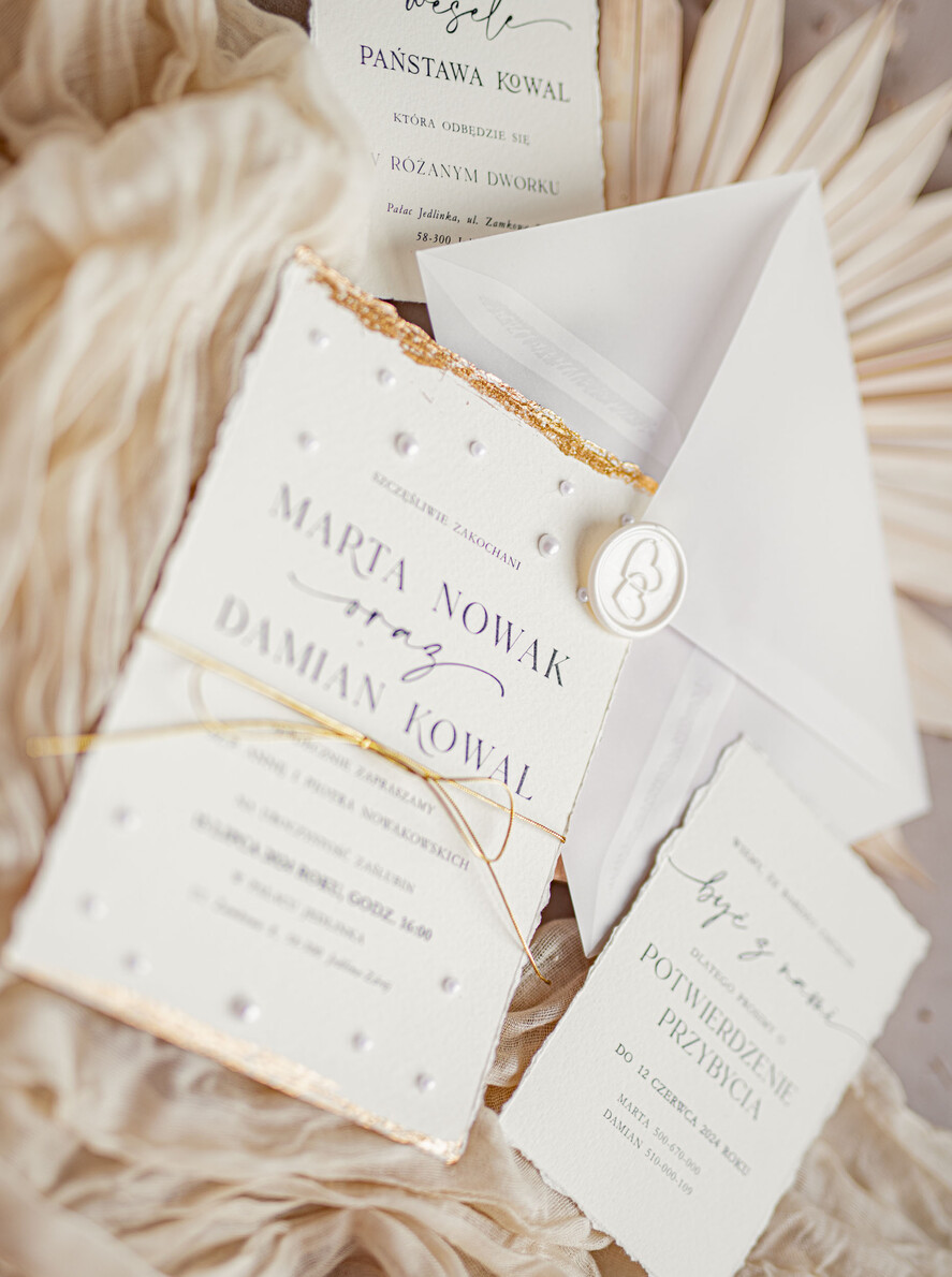 Zaproszenia ślubne z perełkami / tłoczeniem darte złocone zaproszenia ślubne z perełkami, minimalistyczne zaproszenie na ślub z perełkami i kalkową kopertą, rwane złocone zaproszenie na ślub cywilny perły8