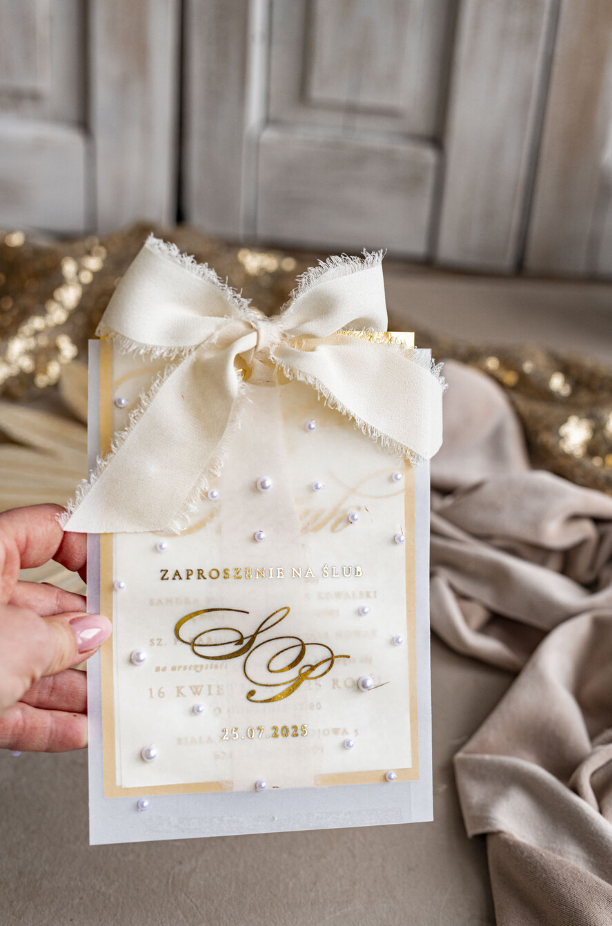 Zaproszenia ślubne z perełkami / tłoczeniem złote zaproszenia ślubne z perełkami, eleganckie zaproszenie na ślub w kalkowym etui,  złocone zaproszenie na ślub cywilny perły4