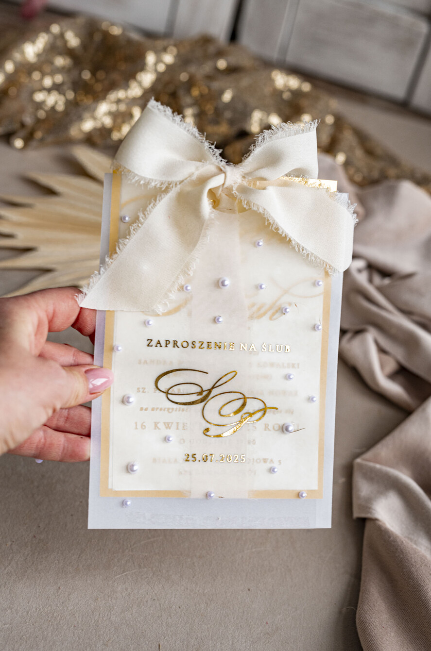 Zaproszenia ślubne z perełkami / tłoczeniem złote zaproszenia ślubne z perełkami, eleganckie zaproszenie na ślub w kalkowym etui,  złocone zaproszenie na ślub cywilny perły5